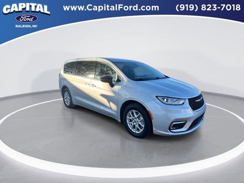 Used 2024 Chrysler Pacifica Touring-L image 2