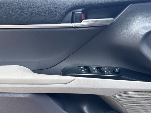 Used 2019 Toyota Camry SE w/ Convenience Package FWD image 11