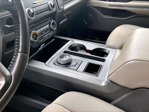 Used 2018 Ford Expedition XLT image 17