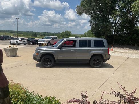 Used 2012 Jeep Patriot Latitude w/ Altitude Pkg FWD image 6