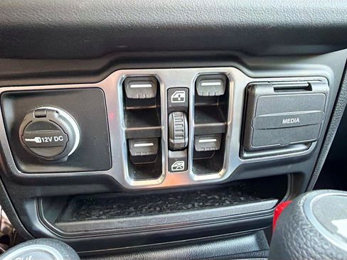 Used 2025 Jeep Wrangler Unlimited Sahara AWD/4WD image 26