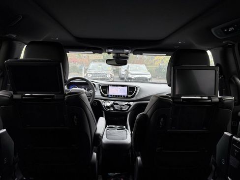 New 2026 Chrysler Pacifica Limited w/ Uconnect Theater Family Group FWD image 31