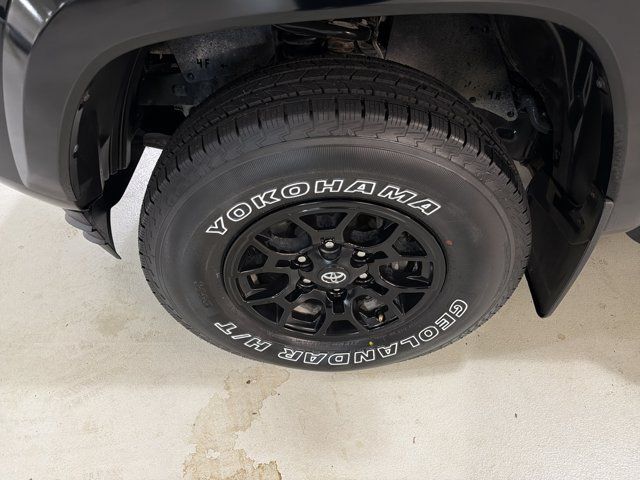 Used 2022 Toyota Tacoma SR5 AWD/4WD image 11