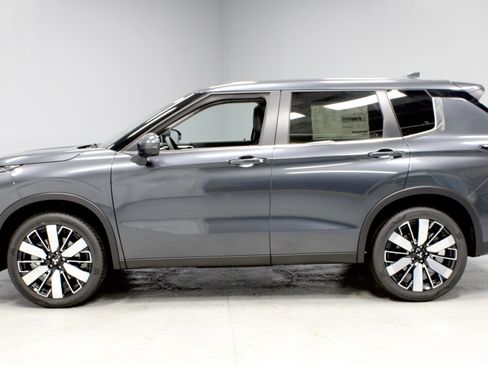 New 2025 Mitsubishi Outlander SE image 6