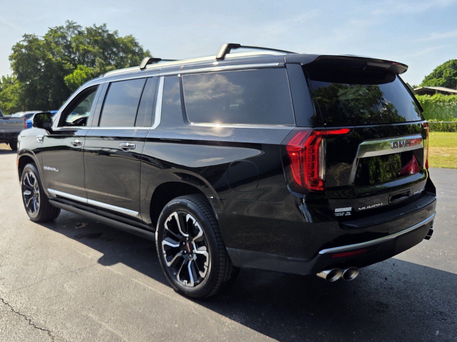 Certified 2023 GMC Yukon XL Denali w/ Denali Reserve Package AWD/4WD image 3