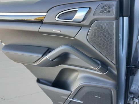 Used 2017 Porsche Cayenne Platinum Edition image 32