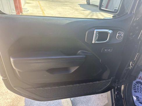 Certified 2023 Jeep Gladiator Sport image 18