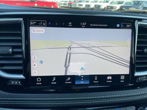 Used 2025 Chrysler Pacifica Limited image 17