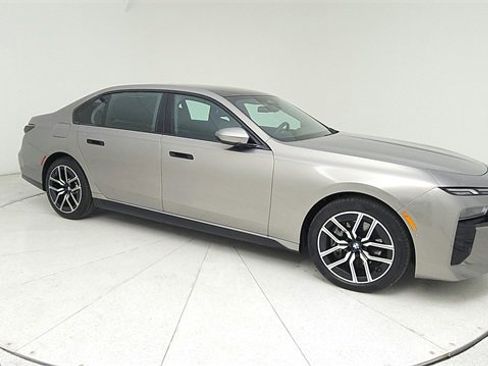 Used 2024 BMW 740i image 3