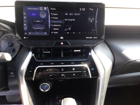 Used 2022 Toyota Venza XLE AWD/4WD image 18