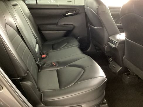 Used 2023 Toyota Highlander XLE AWD/4WD image 27