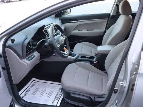 Used 2020 Hyundai Elantra SE FWD image 5