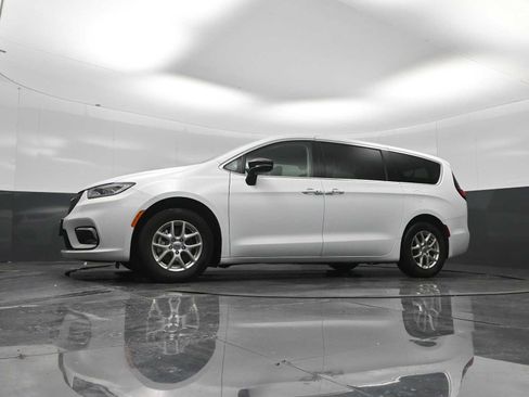 Used 2024 Chrysler Pacifica Touring-L FWD image 50