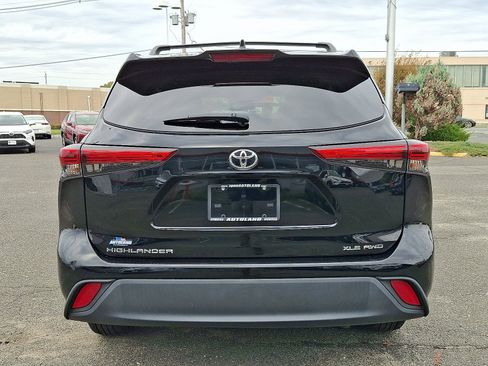Certified 2022 Toyota Highlander XLE image 6