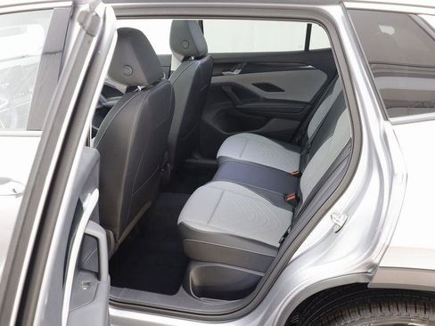 New 2025 Volkswagen Tiguan SE image 14