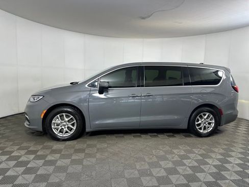 Used 2023 Chrysler Pacifica Touring-L image 6
