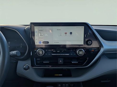 Used 2023 Toyota Highlander Platinum image 17