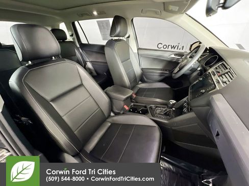 Used 2021 Volkswagen Tiguan SE w/ Panoramic Sunroof Package image 17
