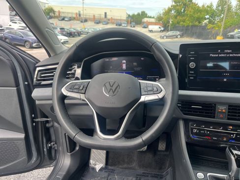Used 2025 Volkswagen Jetta SE image 27