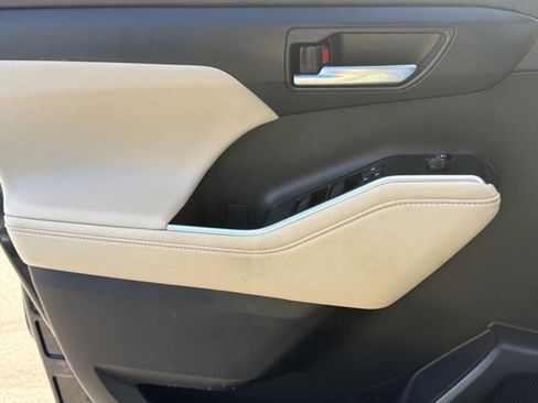 Used 2023 Toyota Highlander XLE image 30