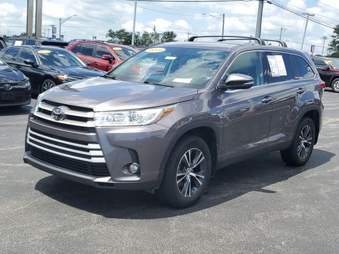 Used 2019 Toyota Highlander Plus FWD image 1