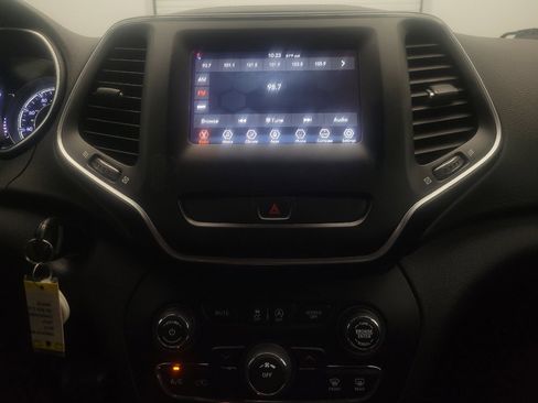 Used 2019 Jeep Cherokee Latitude w/ Popular Appearance Group image 25