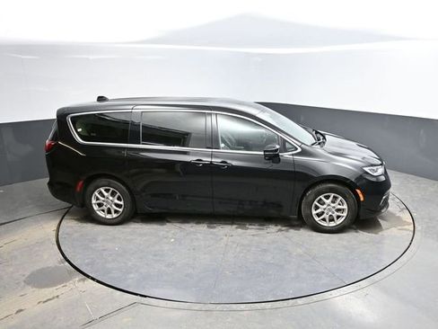 Used 2024 Chrysler Pacifica Touring-L image 44
