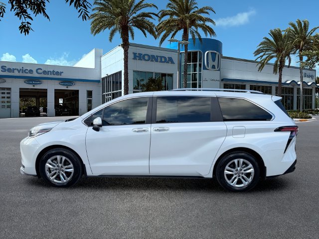 Used 2025 Toyota Sienna Limited FWD image 4