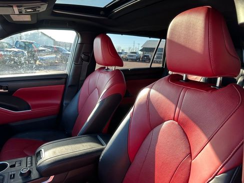 Used 2021 Toyota Highlander XSE image 3