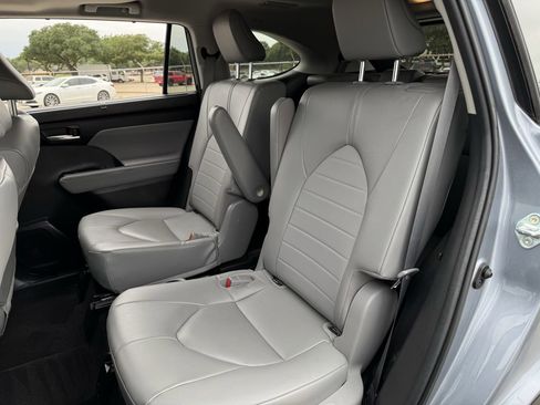 Used 2023 Toyota Highlander XLE FWD image 27