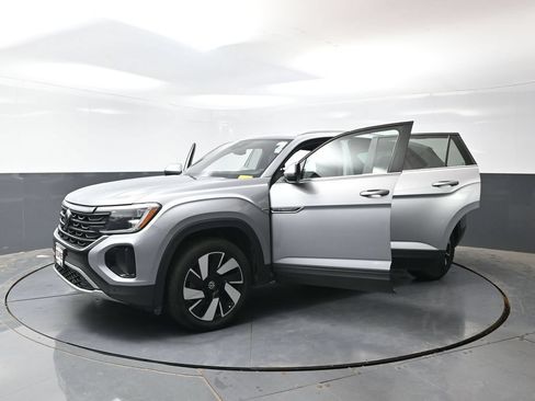 Used 2025 Volkswagen Atlas Cross Sport SE FWD image 57