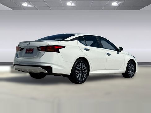 Used 2025 Nissan Altima 2.5 SV image 3