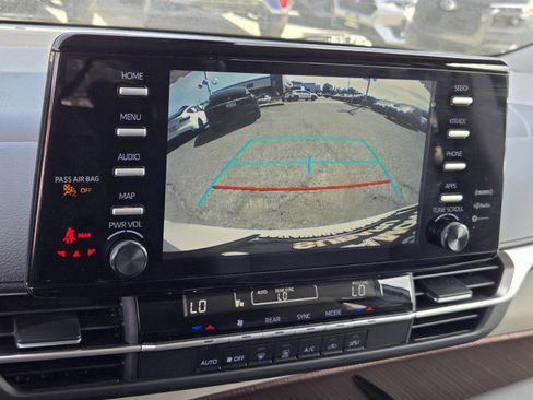 Used 2024 Toyota Sienna LE FWD image 18