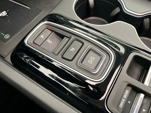 Used 2025 Honda Pilot Touring image 17
