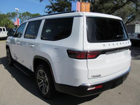 Used 2025 Jeep Wagoneer 4WD image 5