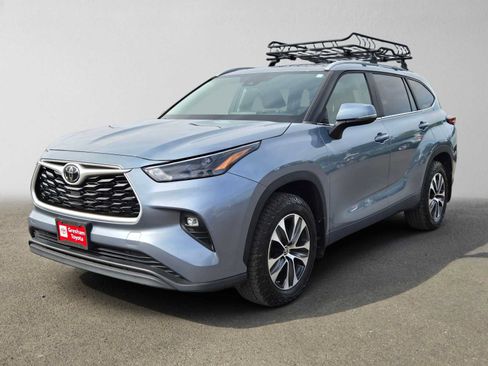 Used 2023 Toyota Highlander XLE AWD/4WD image 9