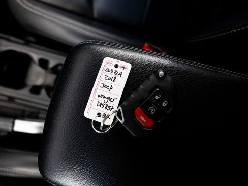 Used 2018 Jeep Wrangler Unlimited Sahara AWD/4WD image 28