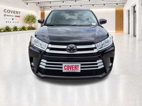 Used 2017 Toyota Highlander XLE FWD image 3