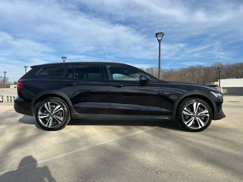 Certified 2025 Volvo V60 B5 Cross Country Plus image 10