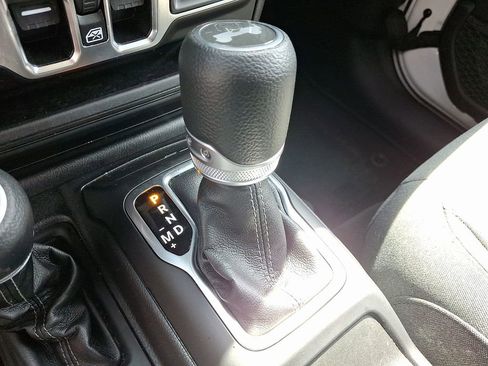 Used 2025 Jeep Wrangler Unlimited Sahara image 12