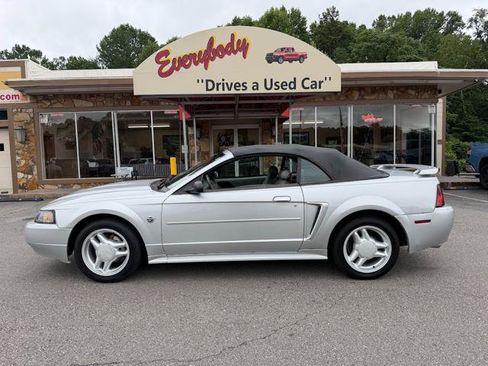 Used 2004 Ford Mustang Convertible RWD image 2