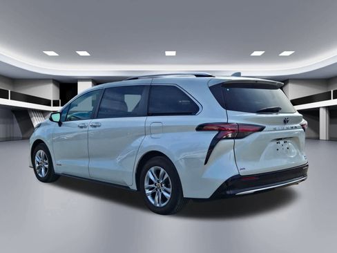 Used 2021 Toyota Sienna Limited image 4