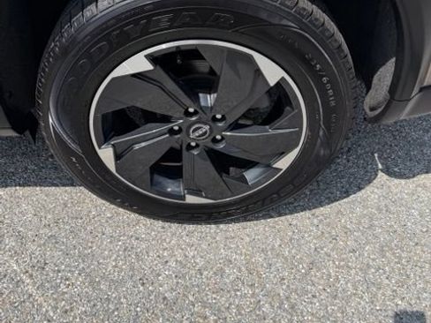 Used 2025 Nissan Rogue SV AWD/4WD image 9