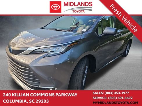 Used 2023 Toyota Sienna XLE FWD image 1