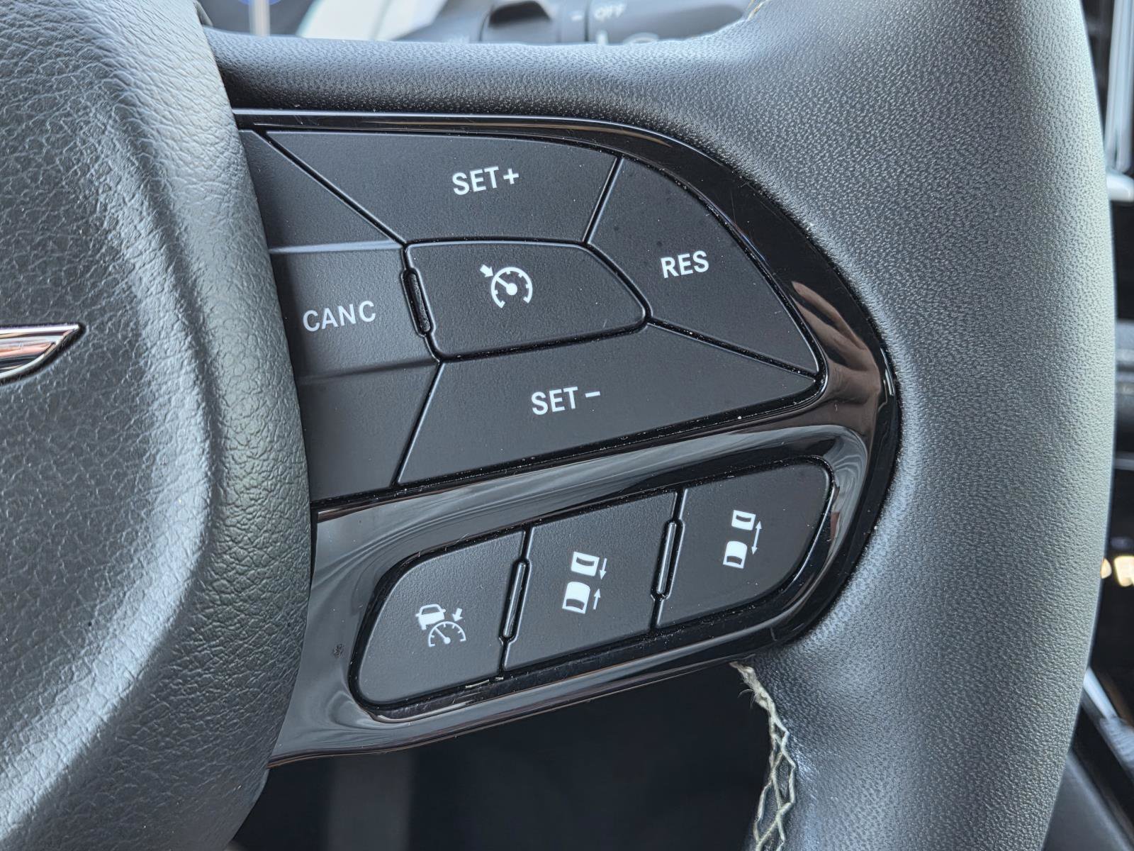 Used 2025 Chrysler Pacifica Limited FWD image 21