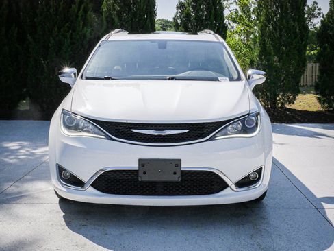 Used 2017 Chrysler Pacifica Limited w/ UConnect Theater Package FWD image 3