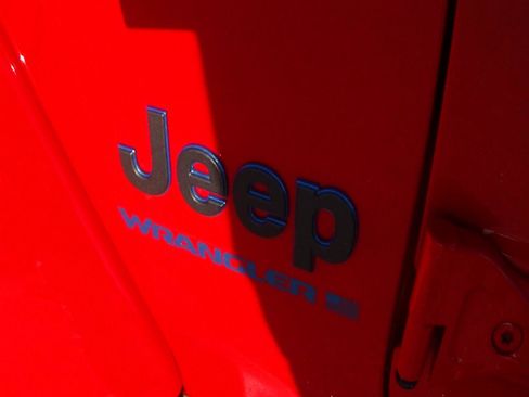 Used 2025 Jeep Wrangler Unlimited Sahara AWD/4WD image 16