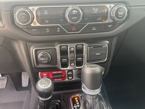 Certified 2025 Jeep Gladiator Rubicon AWD/4WD image 16