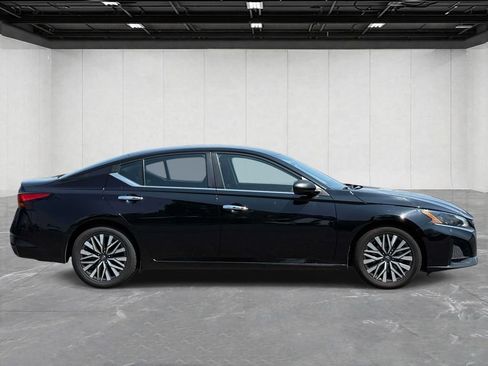 Used 2024 Nissan Altima 2.5 SV FWD image 4