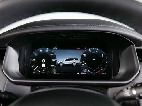 Used 2025 Land Rover Discovery S image 17